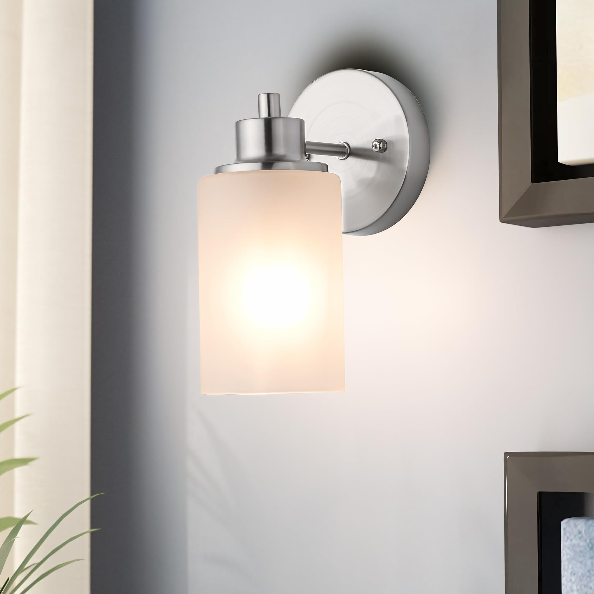 Paquete de 2 apliques de pared de níquel cepillado para interiores, lámparas de tocador de baño con pantalla de vidrio esmerilado blanco, iluminación moderna y elegante para montaje en pared para 3