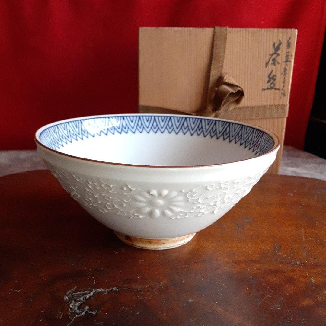 河本礫亭　抹茶茶碗　白盛唐草菊 S 河本礫亭 抹茶茶碗 白盛唐草菊 S 河本礫亭 抹茶茶碗 白盛