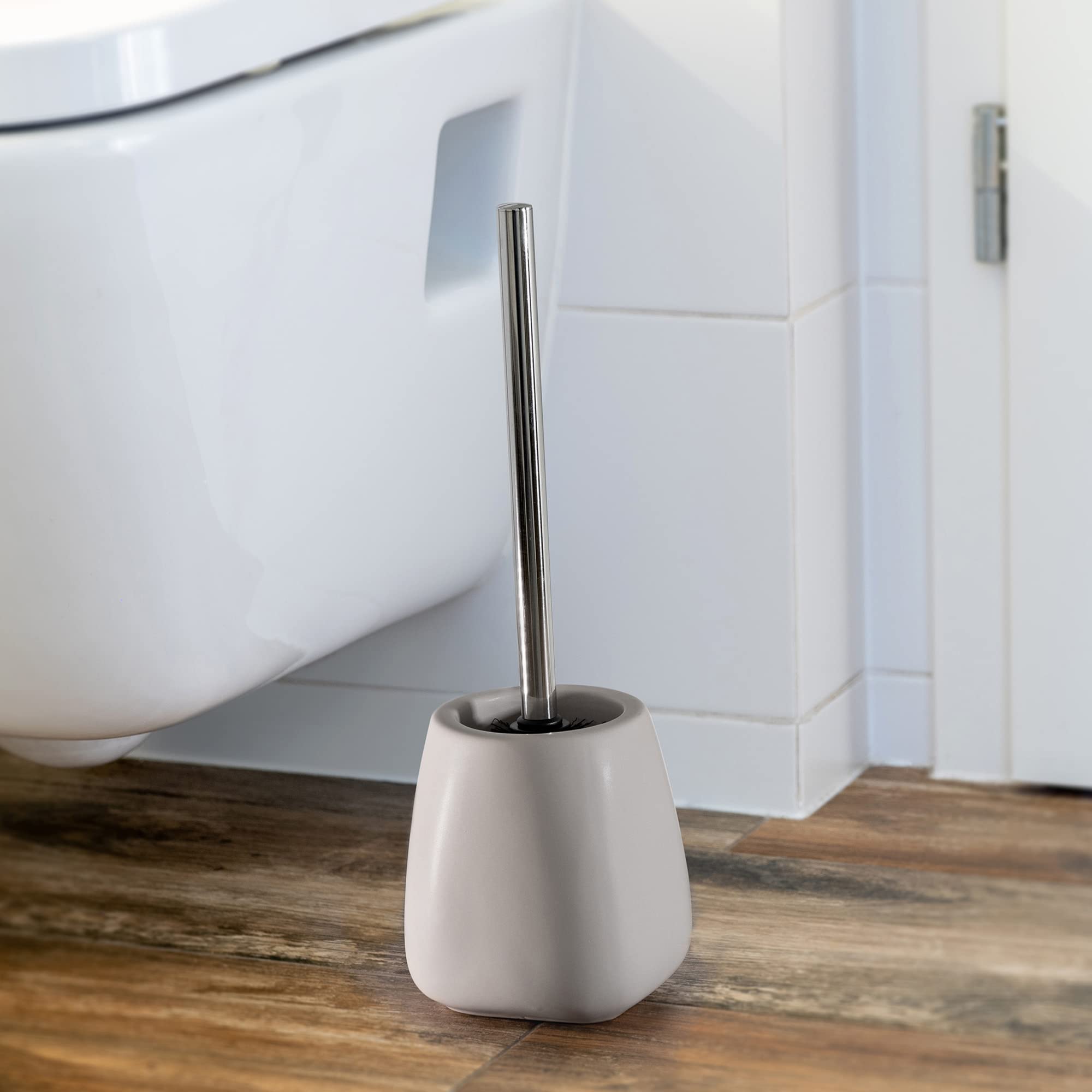 KADAX Escobilla de Baño con Base de Cerámica, Mango Largo de Acero y Cerdas Duraderas para una Limpieza Profunda de Inodoros (Set de 2, Beige)