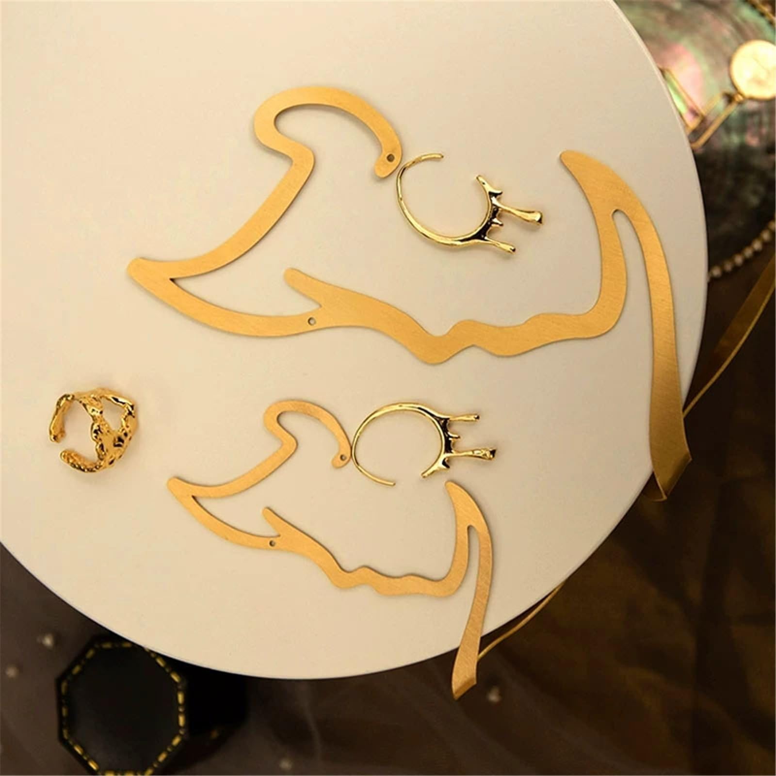 Stojak na biżuterię 7-Piece Abstract Face Brass Jewelry Display Stand Kit