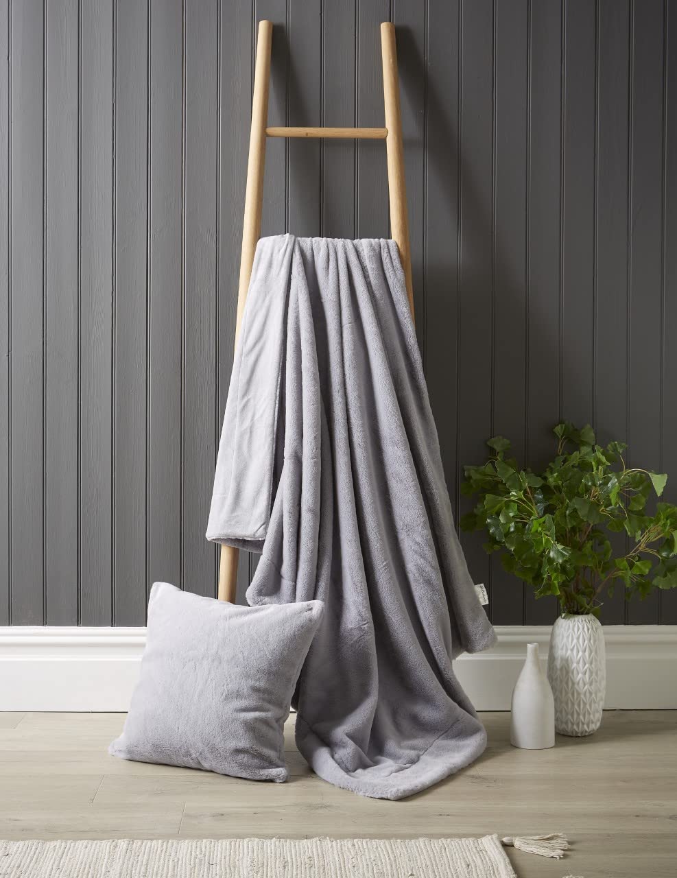 The Bettersleep Company Luxury Ultra Plush Rabbit Faux Fur Throw 130cm x 180cm With a Velvet Fleece Revers (Grey)