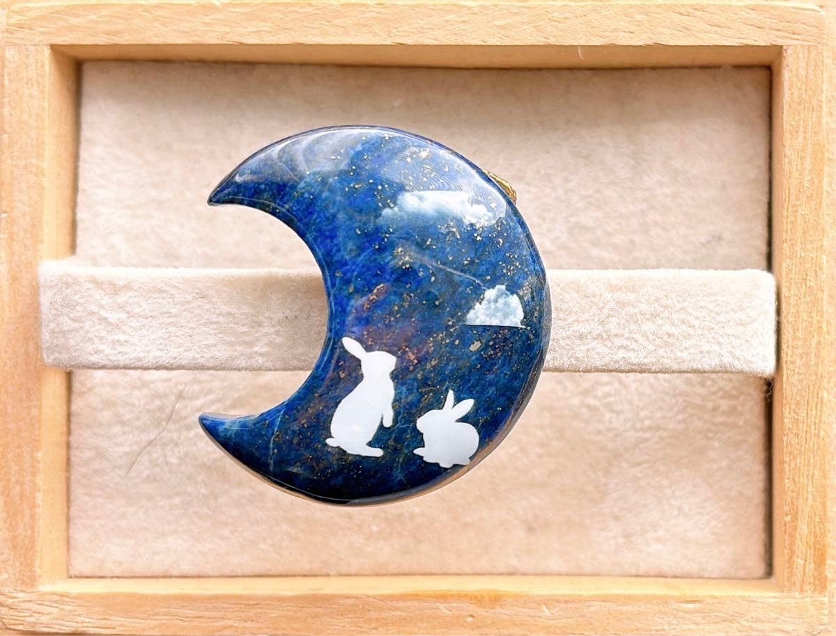 ☆〜再入荷天然石ラピスラズリ縁起物鶴に瑞雲月夜帯留め40×30 