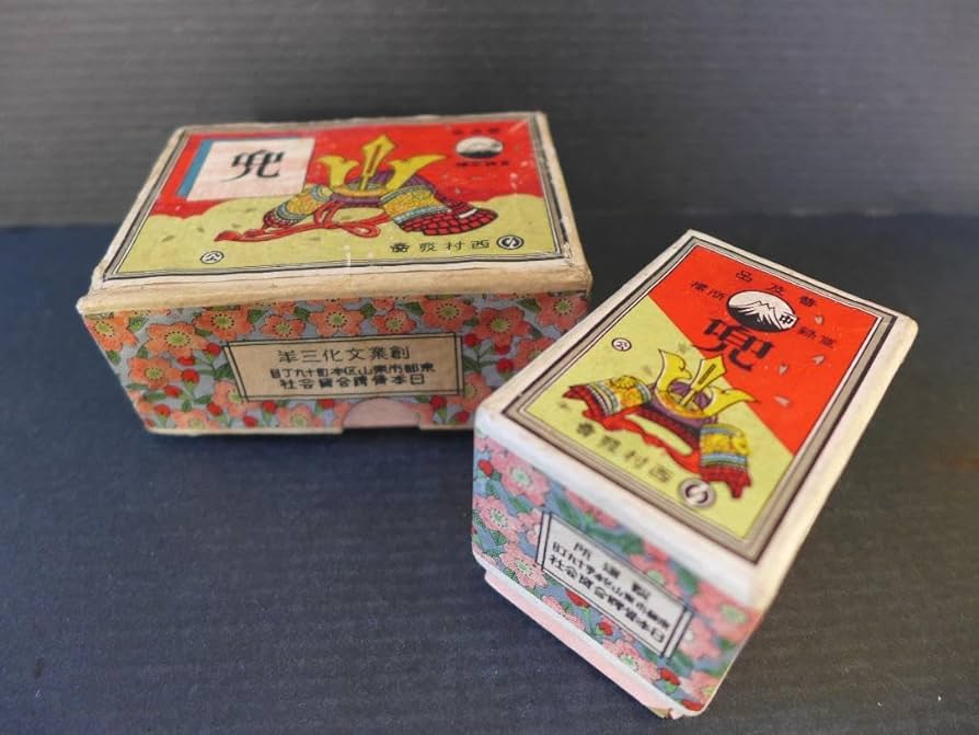 Amazon.co.jp: 時代物戦前 兜花札 48枚入れ完品 紙ケース入り 外