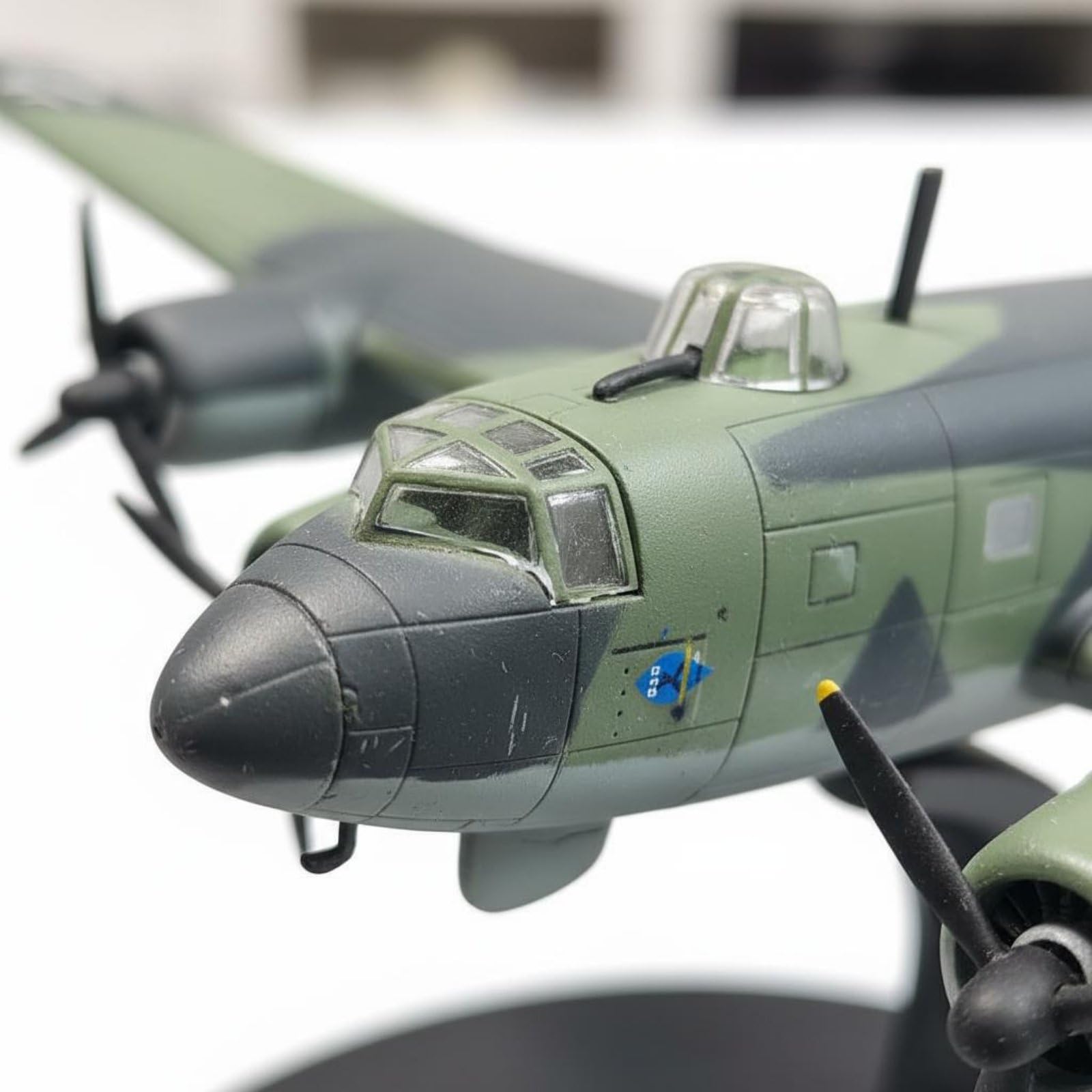 Modello Aereo in Lega Storica Modellismo Aereo Riproduzione Accurata Verniciatura Collezionistica con Supporto da Tavolo Adatto per Scrivania Showroom Salotto Regalo per Collezionisti