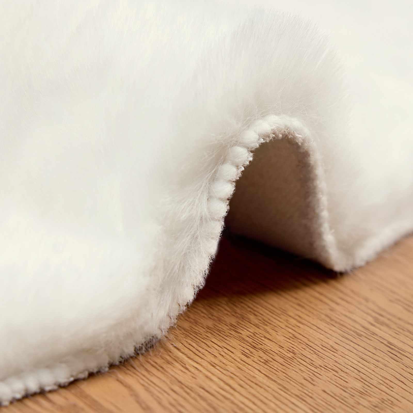 Kunstfell-Teppich rund 200x200 cm, Flauschiger Wohnzimmerteppich rutschfest, weicher Teppich in Creme für Schlafzimmer, kuschelige Heimtextilie mit Rutschfester Unterseite