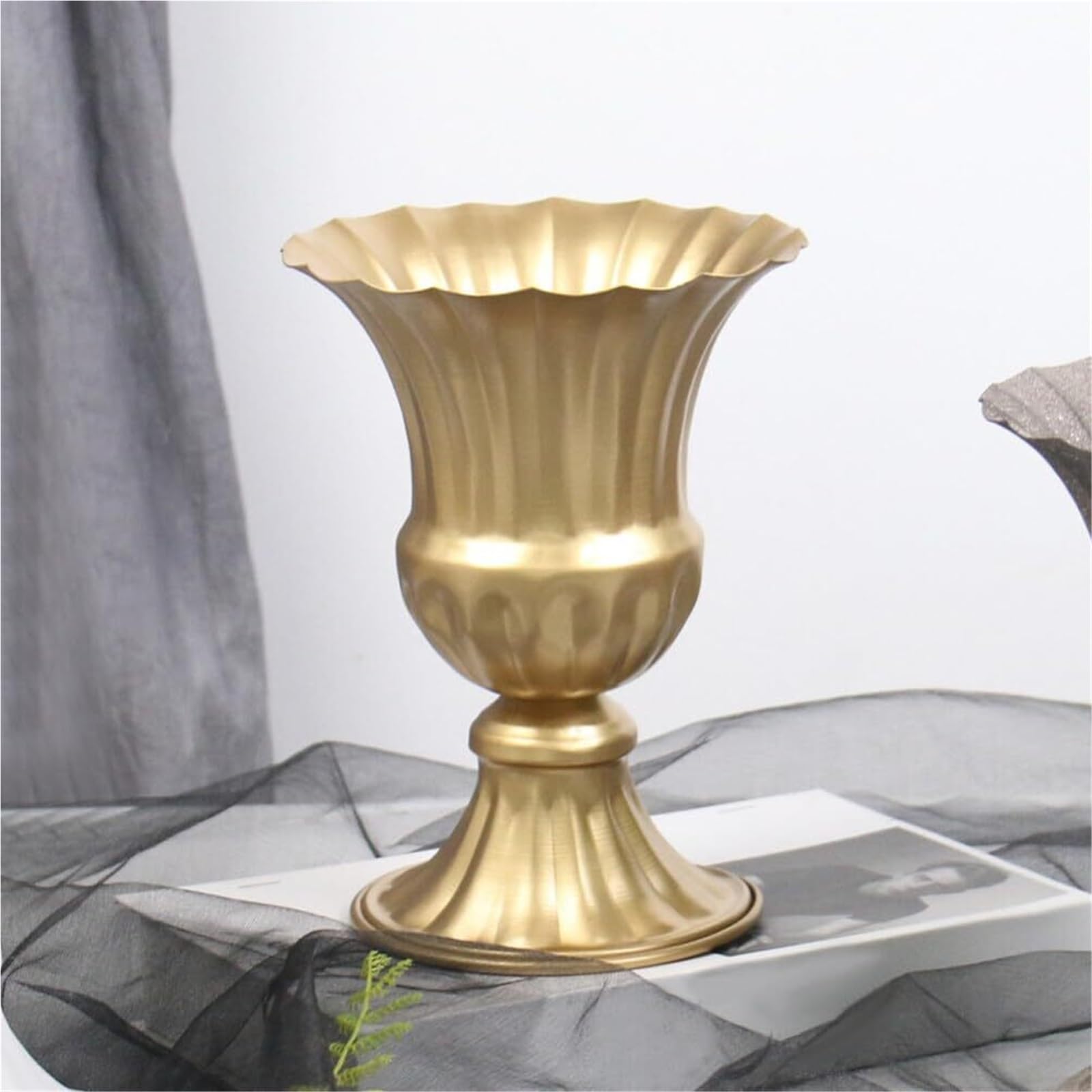 Decorazione per la stanza Vaso in metallo stile rustico Centrotavola for matrimonio a tromba Decorazione da tavolo Regali per interior designer(Picture 1)