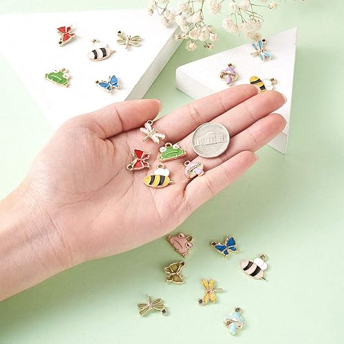 Vista 24 de Cheriswelry 30 dijes de aleación de cono de pino y ardilla, chapados en oro claro, con forma de cono de pino y ardilla, adornos colgantes de 0.47 a