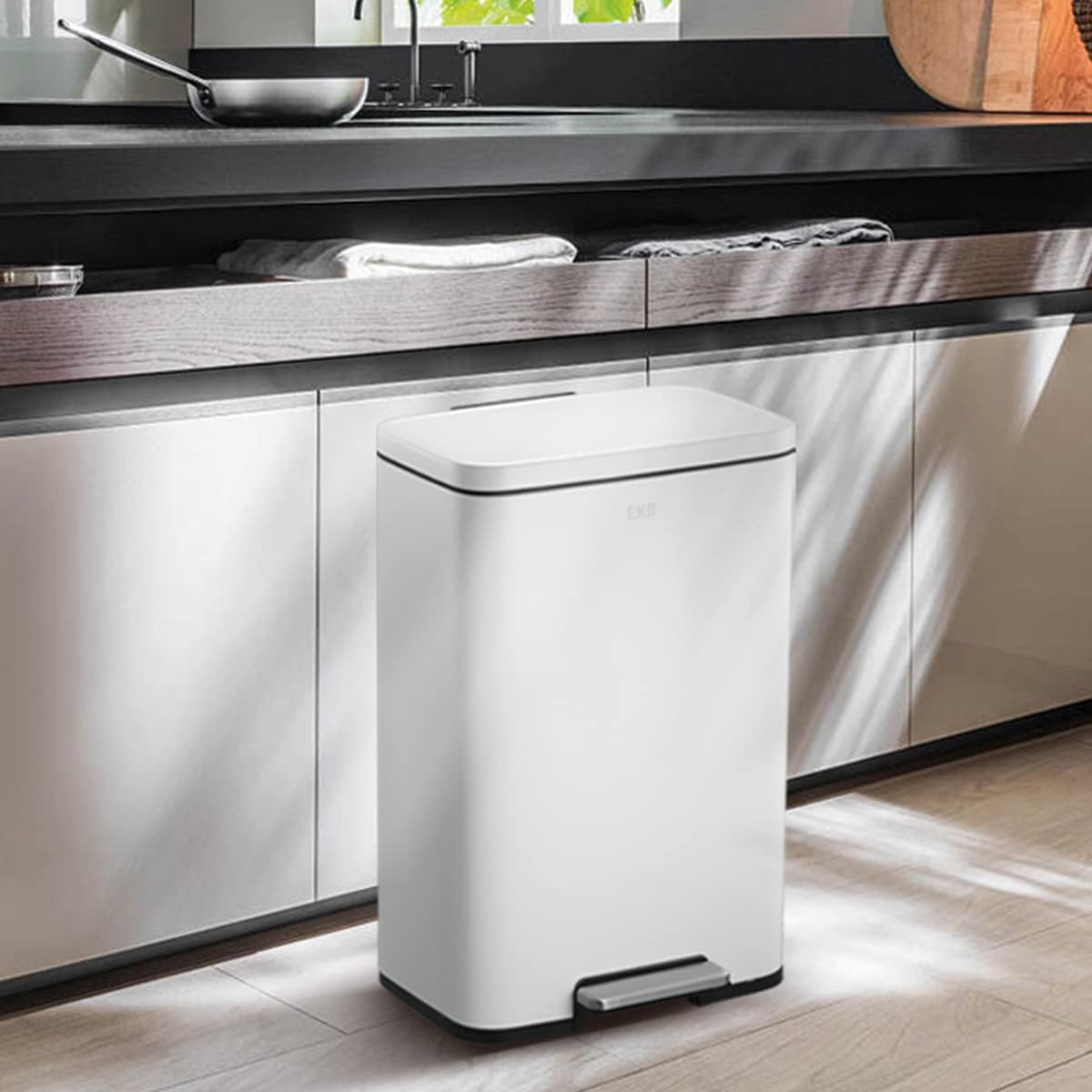 EKO Madison Cubo de Basura para Cocina 50 L con Pedal Blanco Mate | Cubo EKO Madison de 50 L en color blanco, con pedal, cierre suave, función stay-open y anillo estabilizador de bolsas.