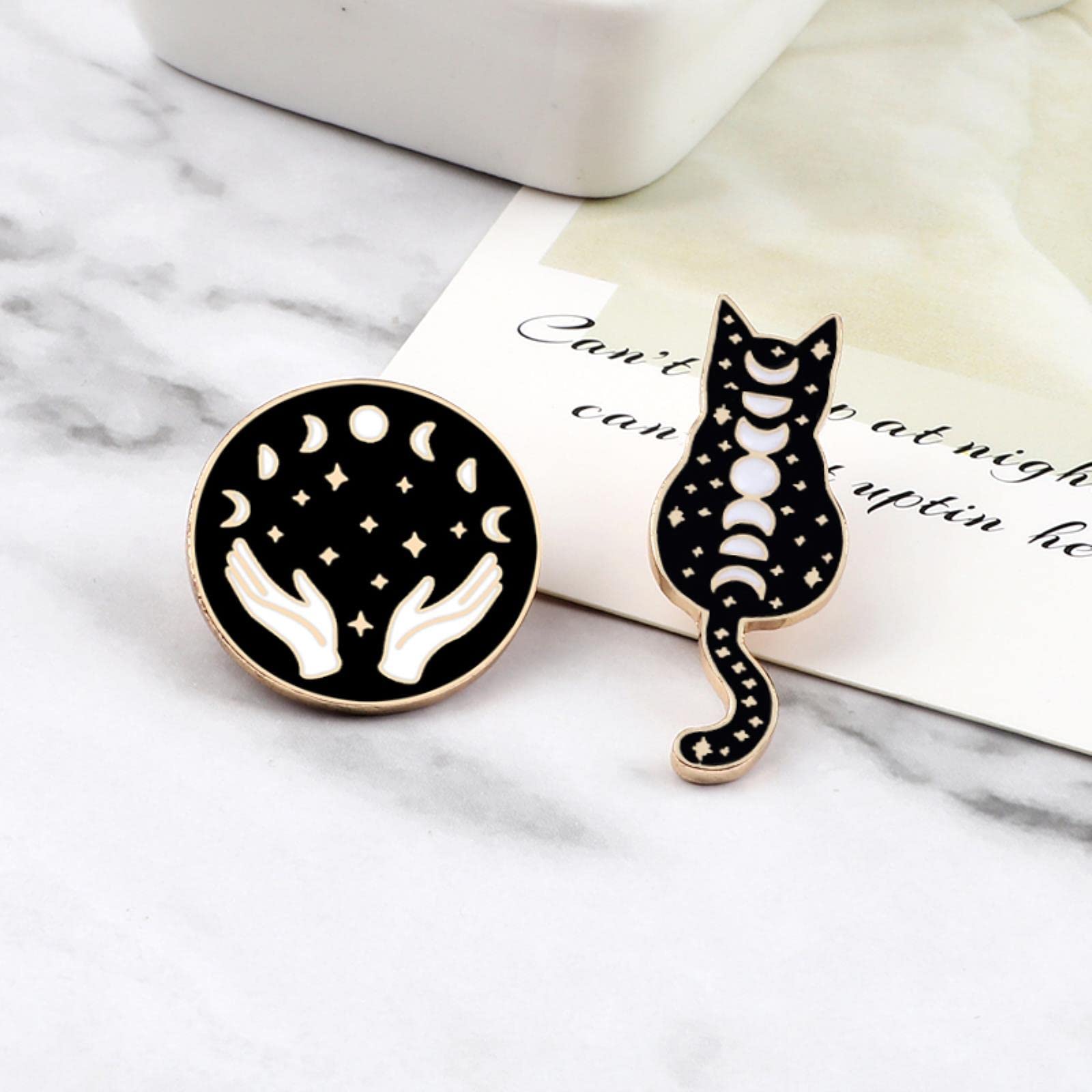 Magische Zauberer Katze Emaille Pins Cartoon Buch Schwarz Kätzchen UFO Broschen Revers Abzeichen Gothic Punk Schmuck Geschenk Für Rucksack Kleidung  36