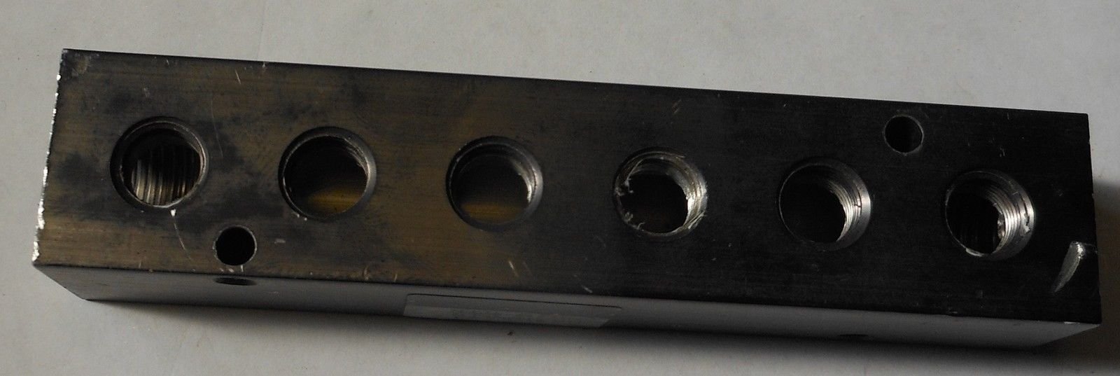 Pneumadyne M10-125-6, Inline Manifold, 6-Station, 1/4 NPT Input, 1/8 NPT Output