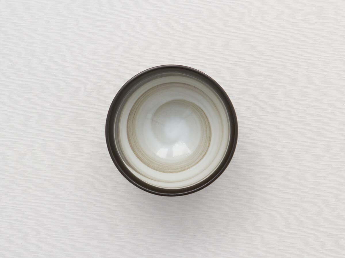 Original japanische Teekanne, Kyusu, mit 5 Becher: Kuro Hiramaru. Integriertes Tee-Sieb aus Edelstahl. Echt japanisches Tee-Set aus natürlichem Tokoname-Ton in schöner Geschenk-Box