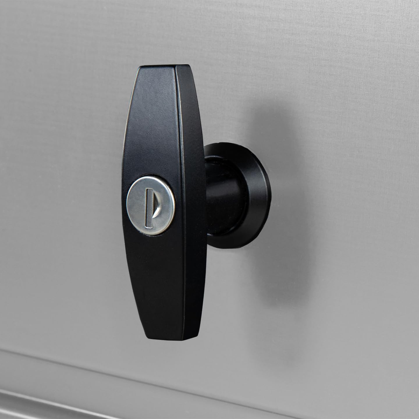 IDMarket - Baúl de almacenamiento de metal con cerradura para jardín, 600 L, 165 x 70 x 63 cm, color gris claro