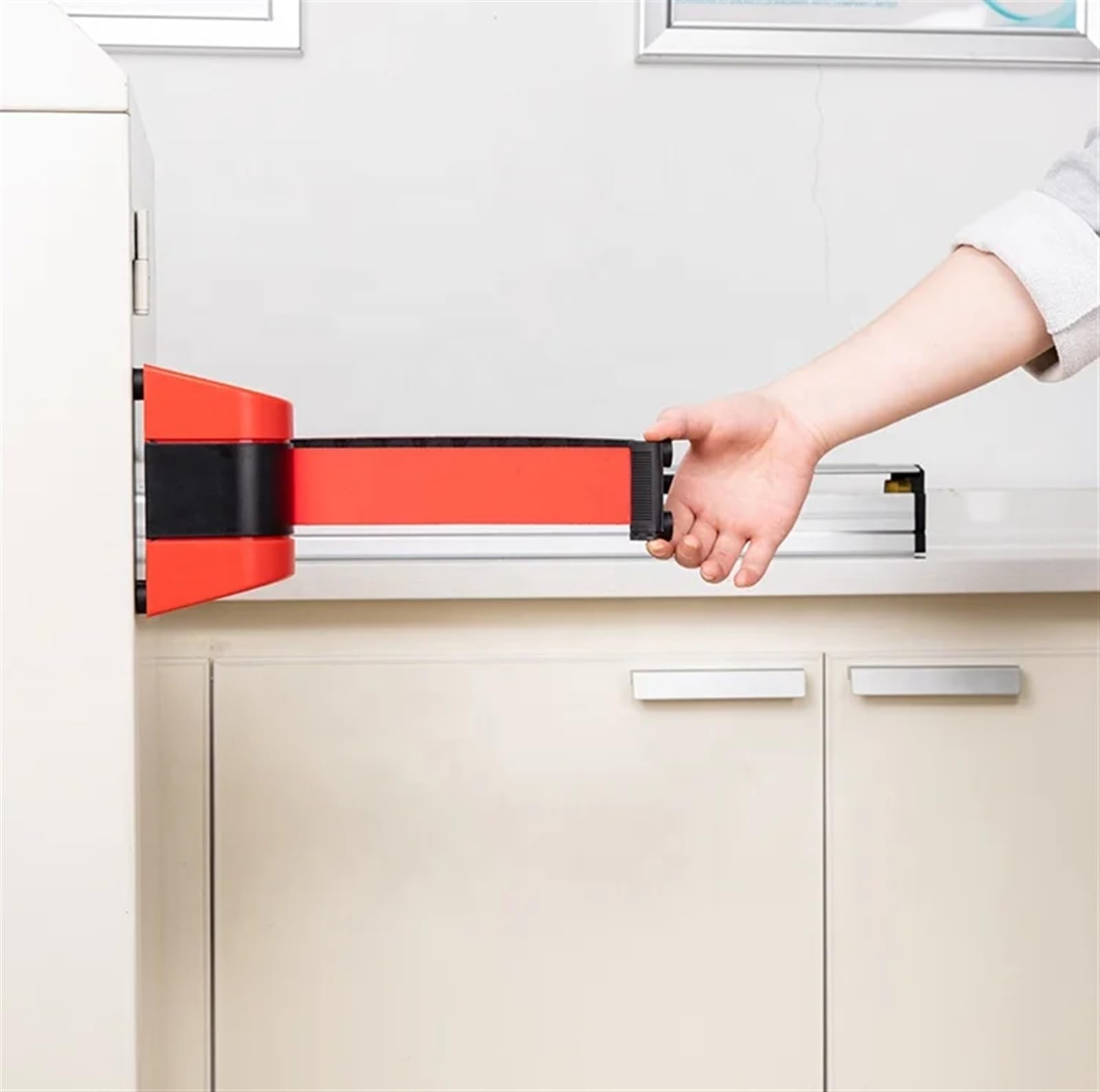 Cinta Balizamiento Montado En Pared Barrera de tráfico retráctil nailon con imán for control multitudes, plástico rojo, 5 m, for montaje en pared para Aeropuertos