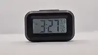 Relógio de Mesa Digital Despertador a Pilha com Termômetro e Calendário, Luz Noturna Azul, Design Moderno e Compacto para Quarto, Escritório e Viagem (Preto)
