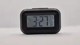 Relógio de Mesa Digital Despertador a Pilha com Termômetro e Calendário, Luz Noturna Azul, Design Moderno e Compacto para Quarto, Escritório e Viagem (Preto)