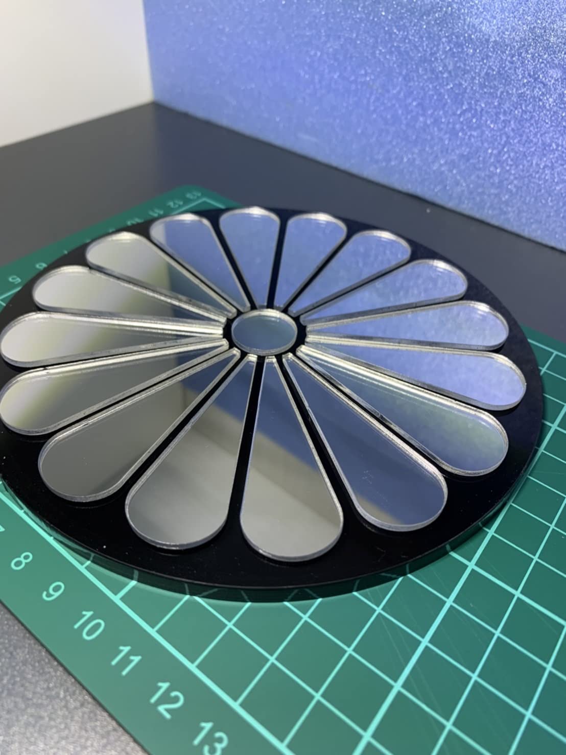 Amazon.co.jp: 菊紋 プレート エンブレム 直径15cm (150mm) : ホーム