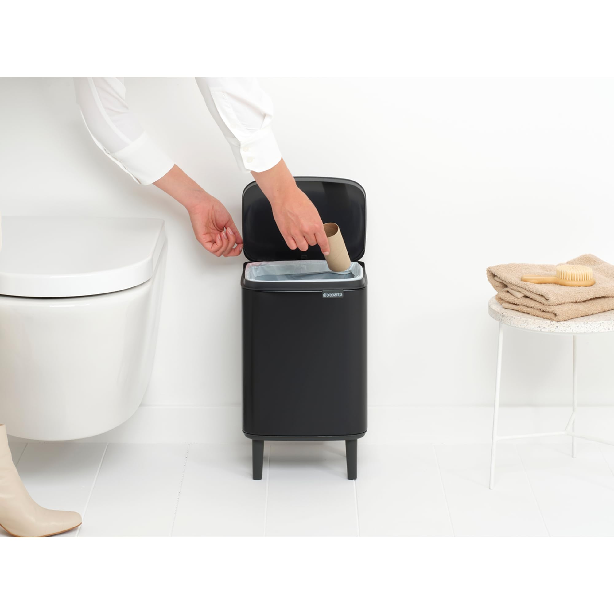 Brabantia Bo Waste Bin Hi Pattumiera 7L con Coperchio a Chiusura Ammortizzata, Secchio Interno Rimovibile e Maniglia per il Trasporto, ottimo per Bagno, Camera da Letto e Ufficio, Matt Black