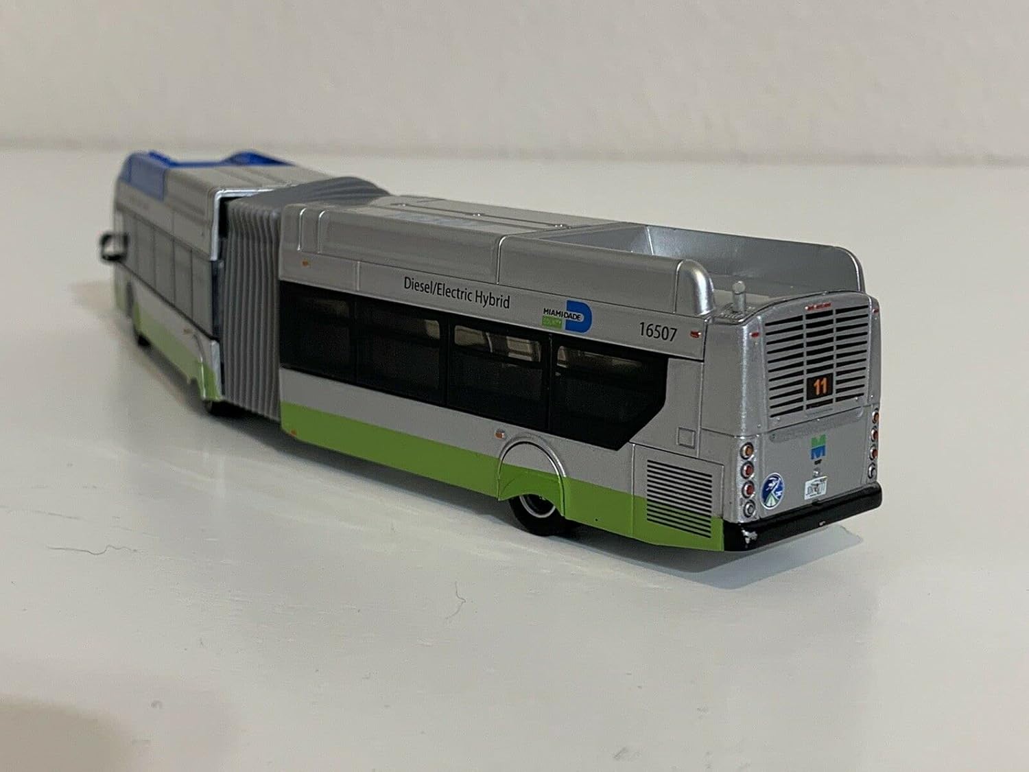 Iconic Replicas New Flyer Xcelsior Articulated Aerodynamic Model Bus Miami Dade County, Miami Florida HO Scale-1:87 Scale