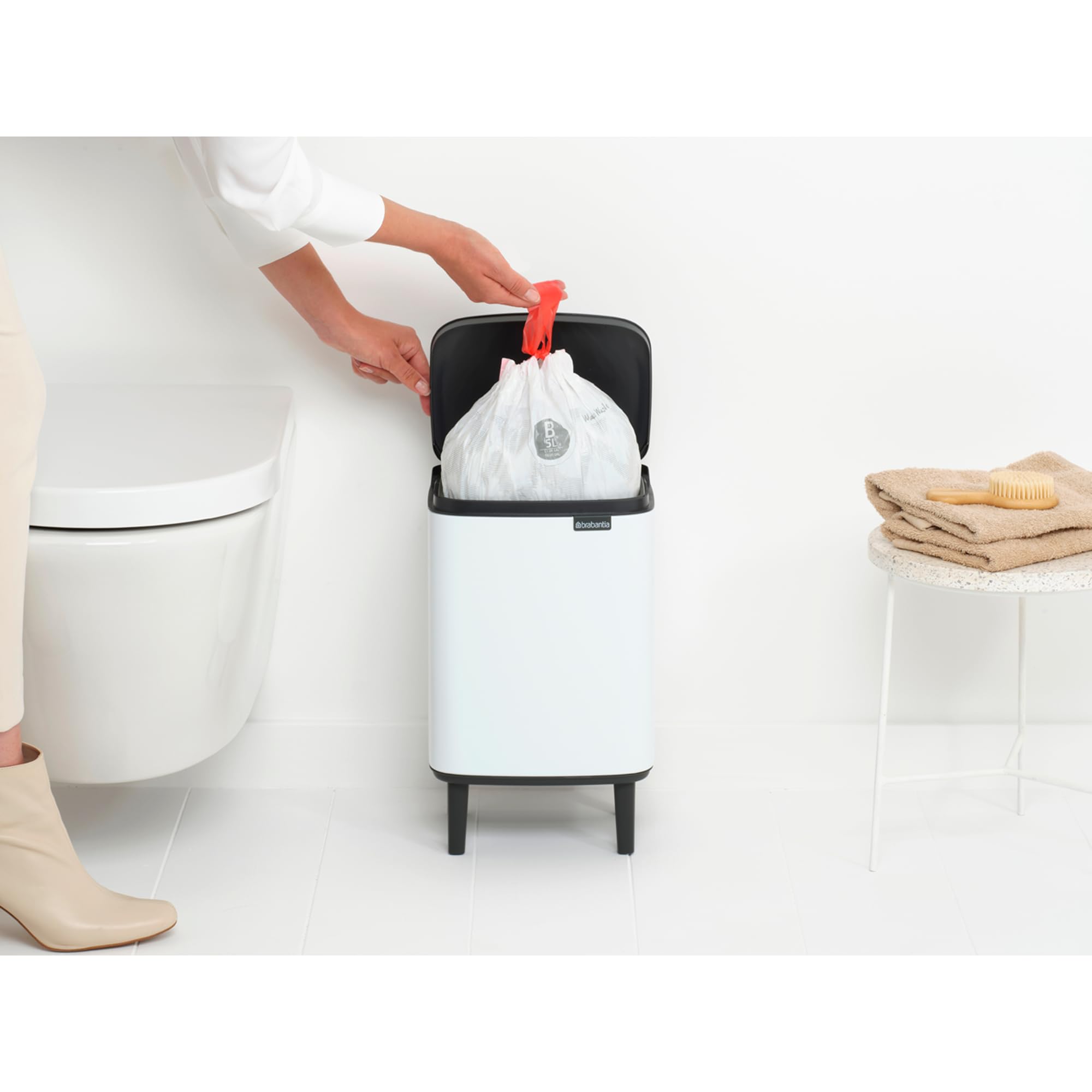 Brabantia - Cubo de basura Bo Hi 7 L con tapa de cierre suave, interior extraíble y asa de transporte - Adecuado para baño, dormitorio y oficina en casa - White