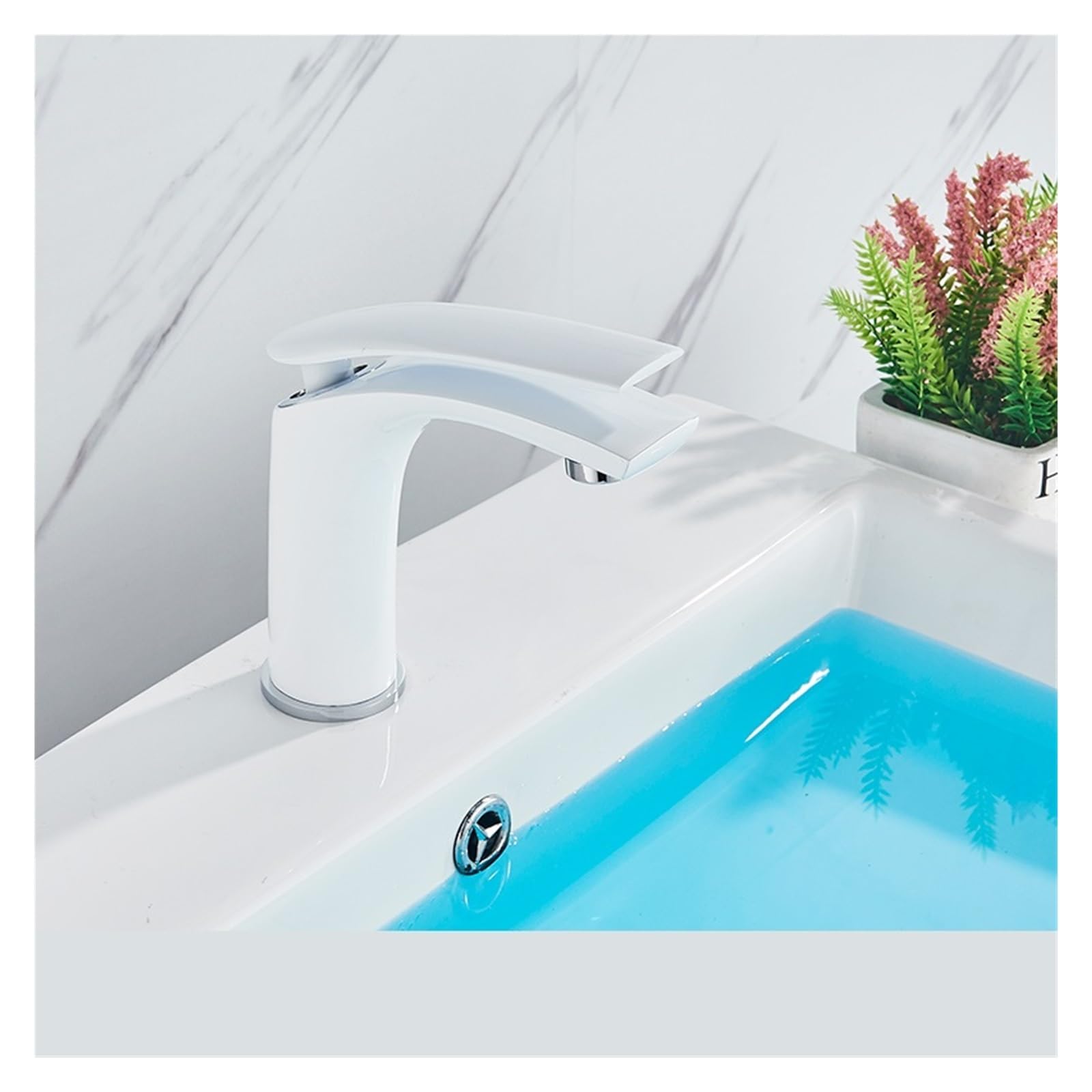 Robinet de lavabo blanc design cascade pour moderniser votre routine matinale