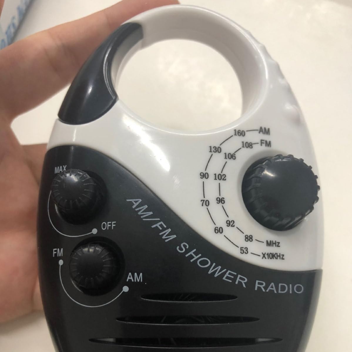 BESTYASH Radio de Ducha Portátil con Gancho de Plástico para Camping y Aventuras al Aire Libre, Sintonizador Am/FM Fácil de Colgar