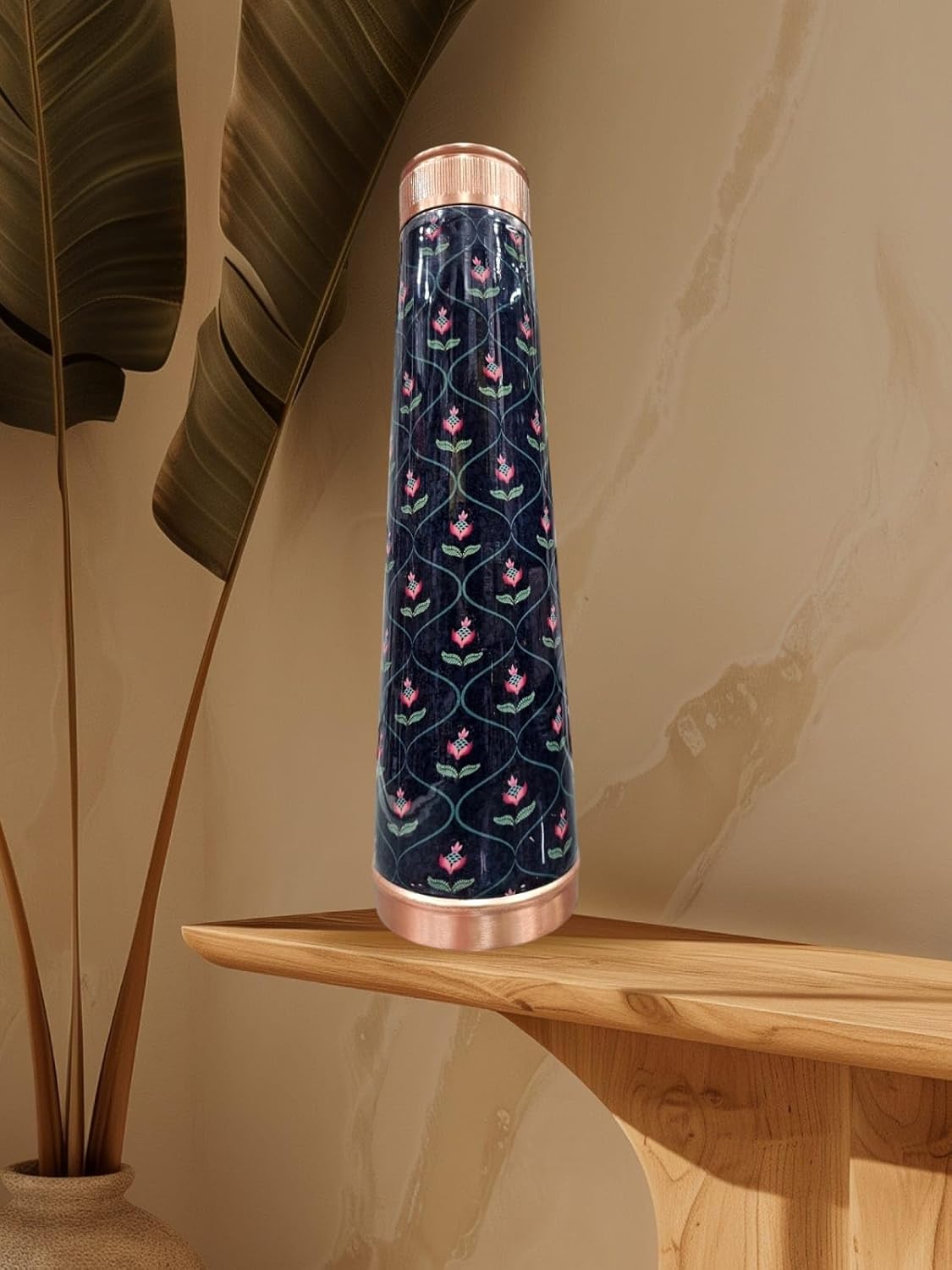 Bouteille d'eau en cuivre avec 2 verres bleus à motif floral gravé - Coffret cadeau - Bienfaits ayurvédiques pour la santé - Bouteille incurvée de 930 ml avec verre de 290 ml
