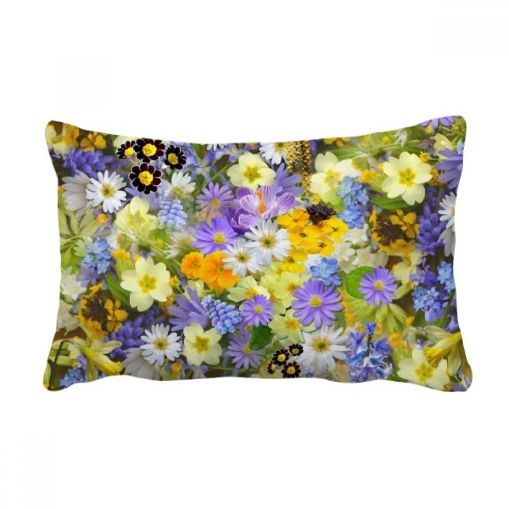 Coussin de décoration fleurs bleues jaune aux finitions soignées pour canapé