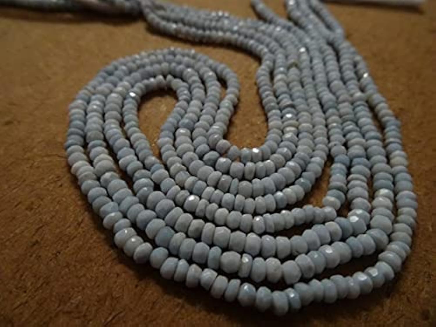 Opale bleue du Pérou micro-facettée de 4mm, fil de 13 pouces de qualité gemme supérieure
