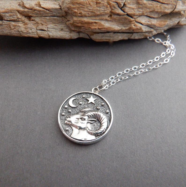 Collar de Aries en plata de ley 925. Signo zodiacal del carnero. Símbolo astrológico. Diseño de Marte de doble cara. Joya con dije de moneda | Con cadena de 45 cm | Chapado en plata | L_PN_0255
