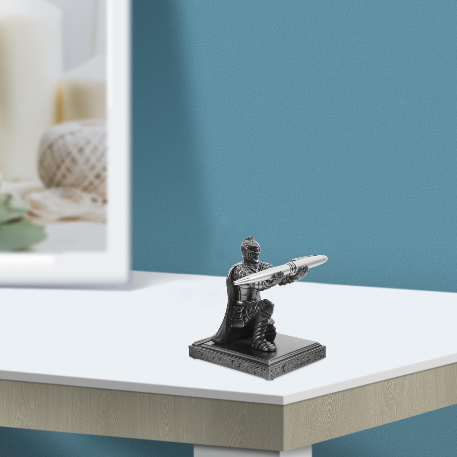 Einzigartiger Niedlicher Ritter Stifthalter aus Kunstharz und Edelstahl Stabil und Leicht zu Reinigen Elegantes Schreibtisch Accessoire für Büro und Arbeitsplatz