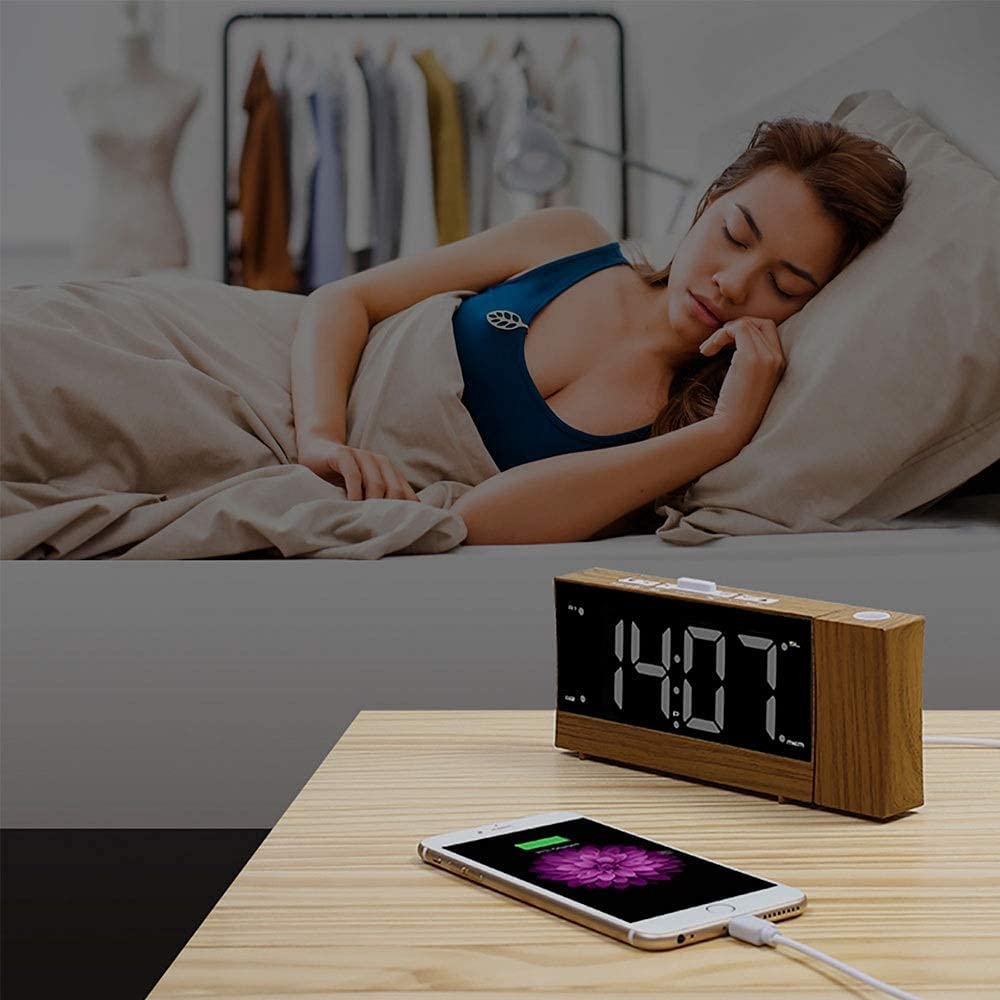 Radio-réveil à Projection, Montre de Table de Bureau numérique LED, Fonction Snooze, projecteur réglable à 180 °, Radio FM avec minuterie de Mise en Veille