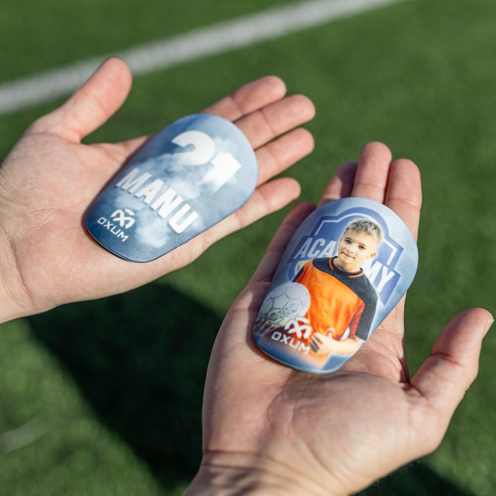 Oxum Sport - Parastinchi da Calcio Personalizzati Mini per Bambini e Adulti - Include Numero, Foto, Nome e Stemma - Sacchettino per parastinchi in omaggio - M 10x6cm / S 8,3x5,5cm