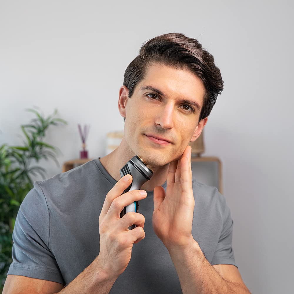 Cecotec Rasoio rotativo Bamba PrecisionCare Titanium PerfectCut. 8 W, lame in acciaio inossidabile, rivestimento in titanio, testa 3D, batteria al litio, grigio (4199)