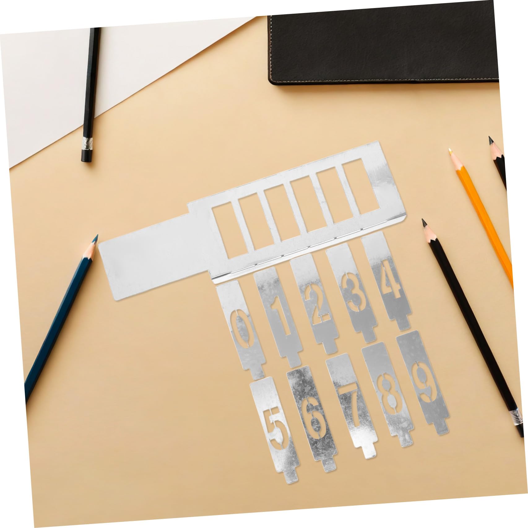 Stencil in Metallo con Numeri Traforati per Aerografia Modello Resistente per Pittura e Decorazione Artigianale
