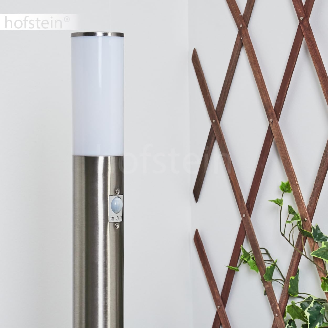 HOFSTEIN Caserta lampa zewnętrzna z czujnikiem ruchu, nowoczesna lampa cokołowa z metalu/tworzywa sztucznego w kolorze niklu/bieli, lampa ścieżkowa 80 cm, lampa ogrodowa, E27, oświetlenie ogrodowe