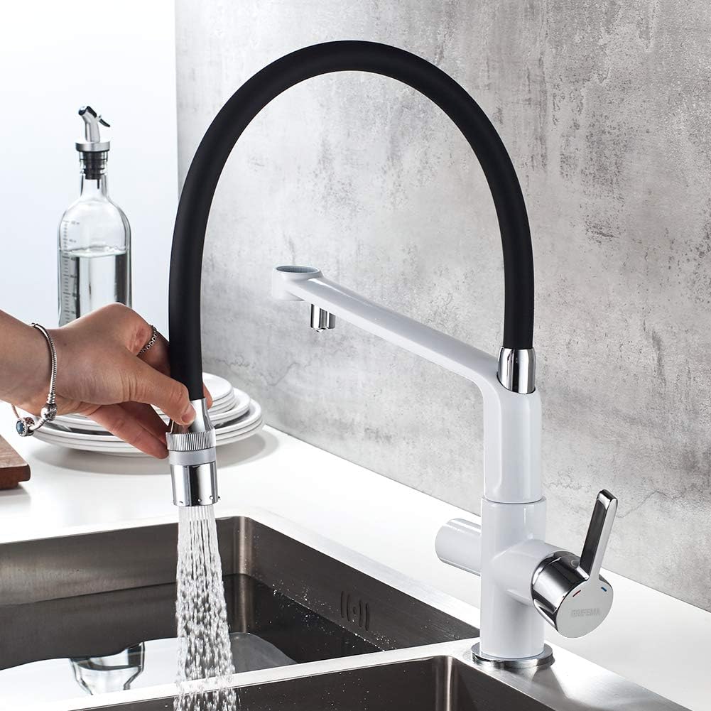 Close-up of the single lever handle for hot and cold water, with GRIFEMA logo and red/blue indicators.