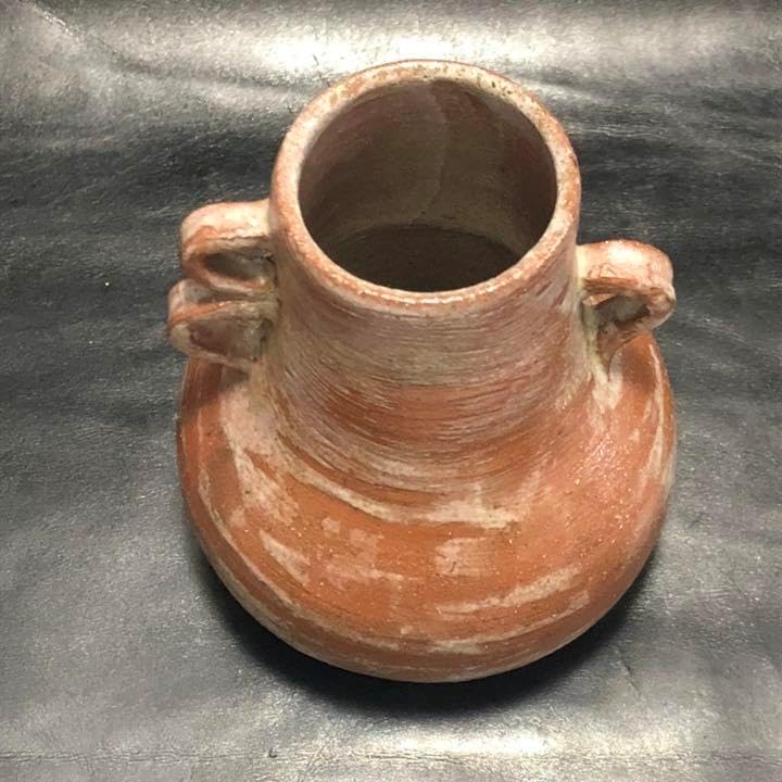 美しい古美術蔵から美しい形状の謎の壺、壷が出てきました。花瓶、花 美しい古美術蔵から美しい形状の謎の壺、壷が出てきました。花瓶、花