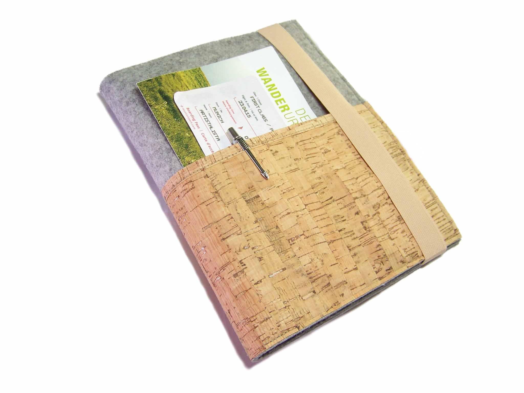 Reiseorganizer Reiseetui Dokumententasche Wollfilz Filz Kork für Reisedokumente inkl. eReader-/Tabletfach bis max. 8"