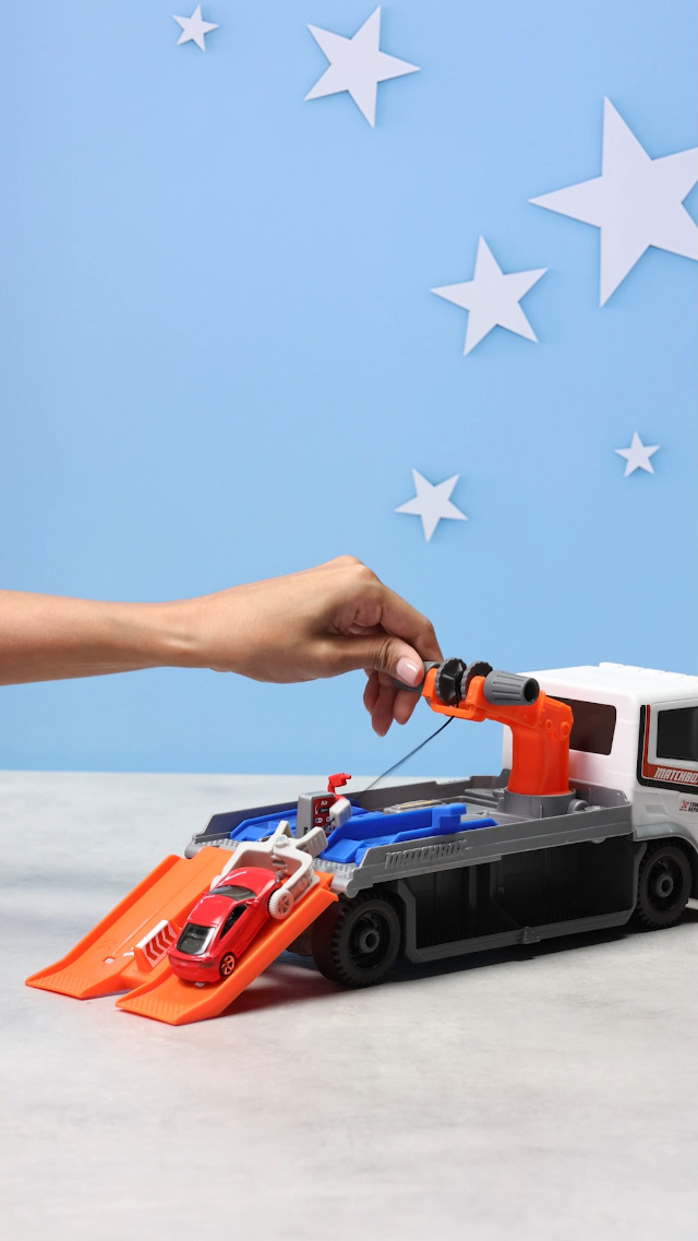 Matchbox Action Drivers Camión Grúa – Transporta Hasta 8 Coches, Incluye Audi TT RS Coupé