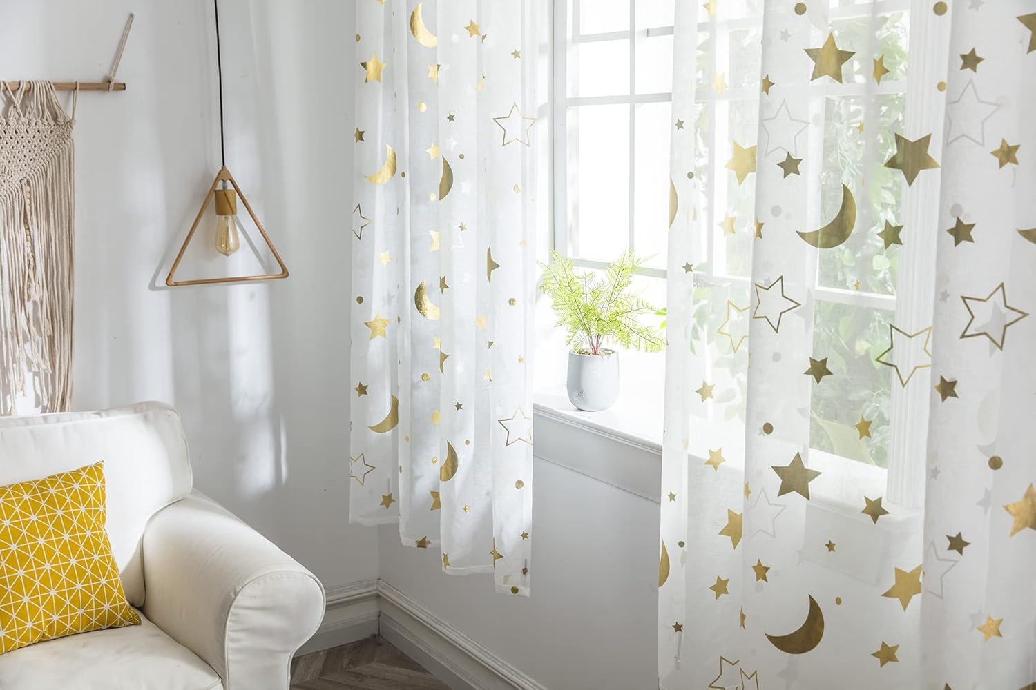 BOYOUTH Lot de 2 panneaux de voilage transparents à motif étoiles et lune pour décoration de fenêtre, rideaux avec passe-tringle pour chambre à coucher, bureau, salon, doré, 99 x 248 cm