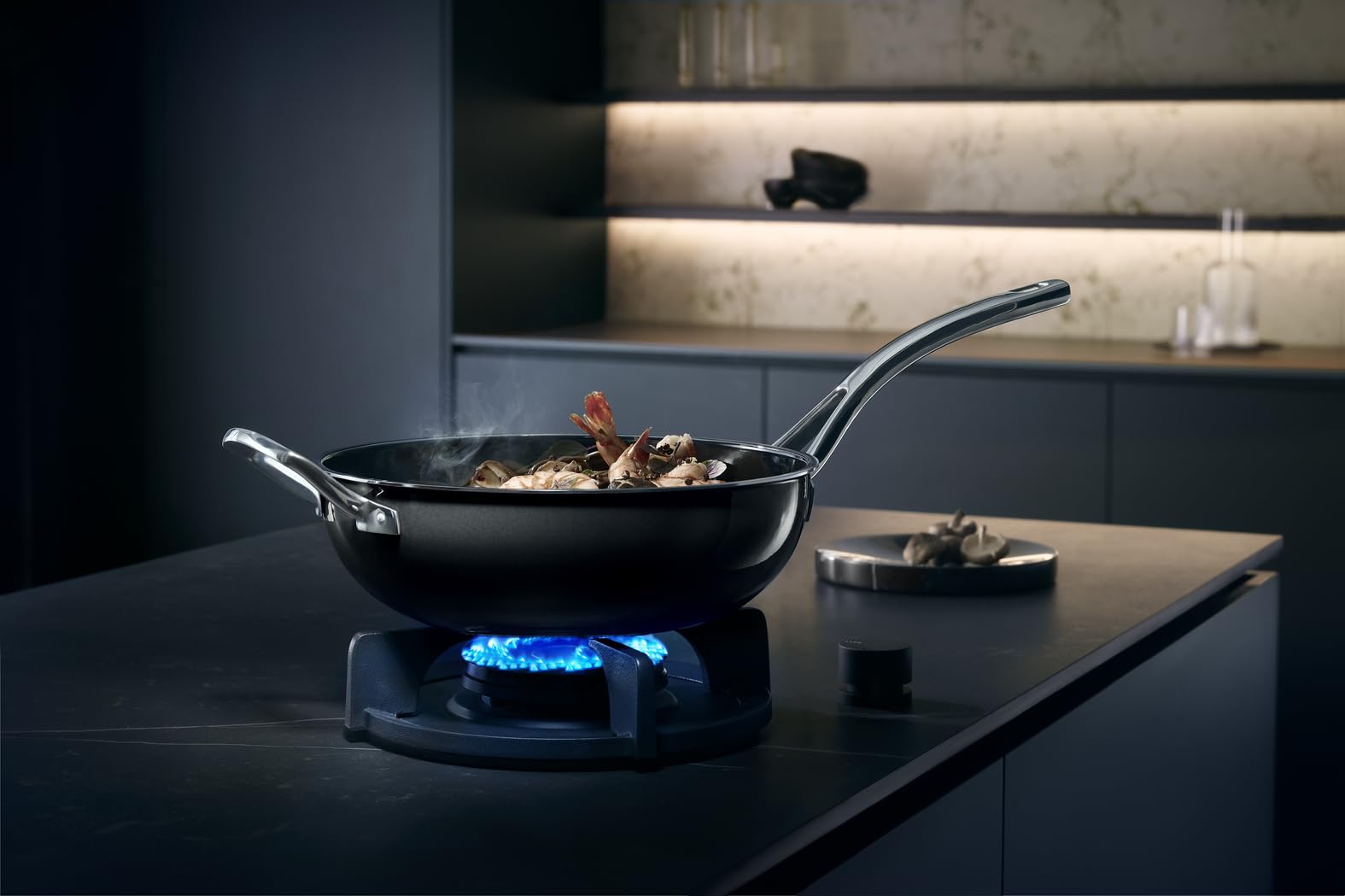 WMF Fusiontec Mineral Wokpfanne Induktion 28 cm, Wok, High-Tech Keramik, backofenfest, kratzfest, schwarz