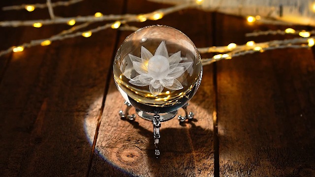 HDCRYSTALGIFTS Boule de cristal tulipe en cristal 3D avec papillons – 60 mm – Boule décorative en verre pleine sphère décorative