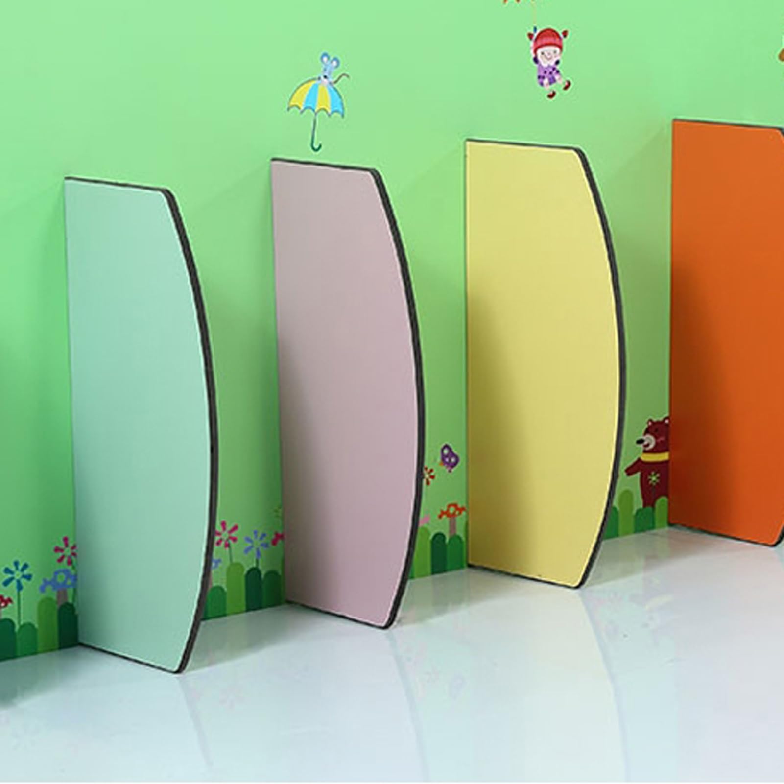 Paneles de orinal para niños montados en la pared con división, ideales para escuelas y jardines de infancia, promoviendo la seguridad y la comodidad de la higiene para los niños