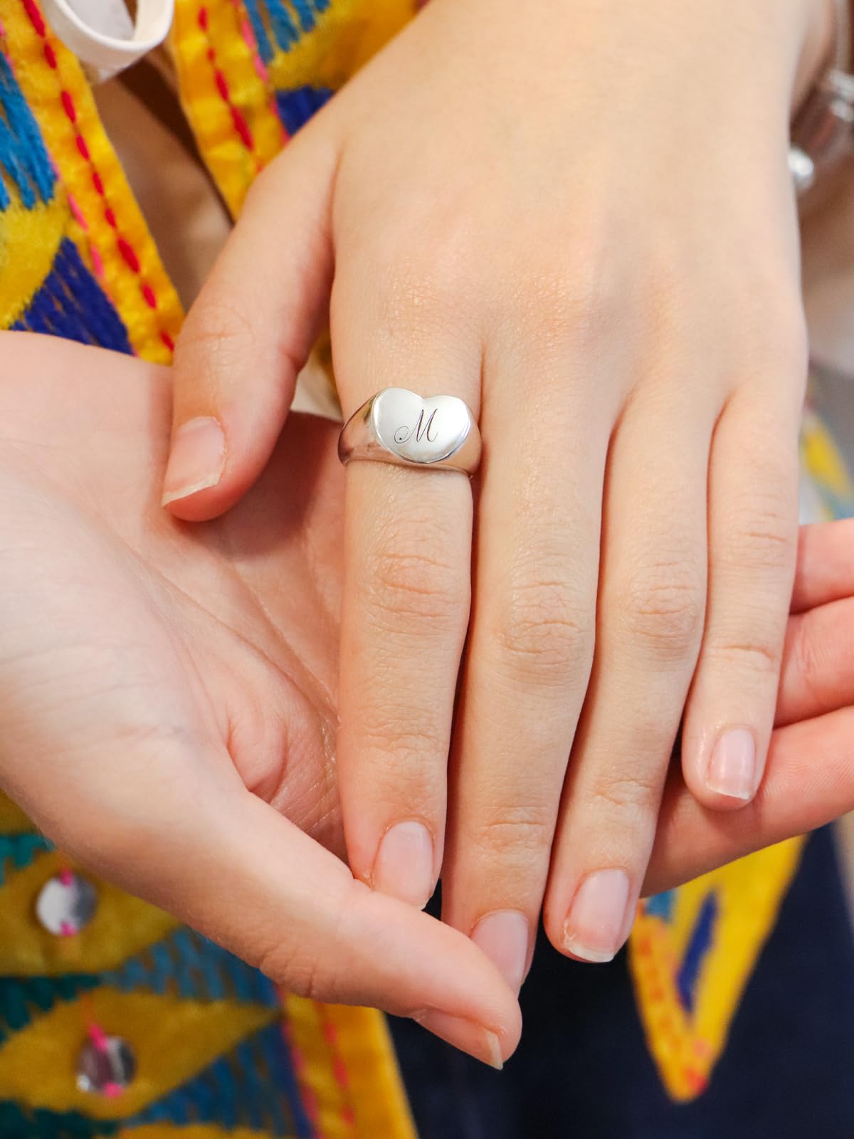 Anillo de Sello con Corazón y Inicial Grabada - Joyería Personalizada