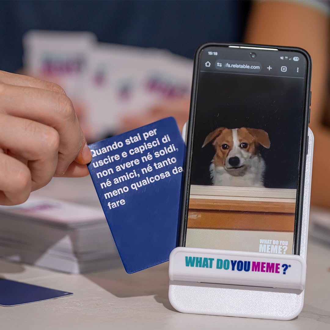 Yas Games- What Do You Meme Core Nuova Versione - L'Unico in Italiano - Adesso con Carta GIF, Nuove Immagini, Più Carte Didascalia, Gioco per Appassionati di Meme, per 3 o più giocatori 18+