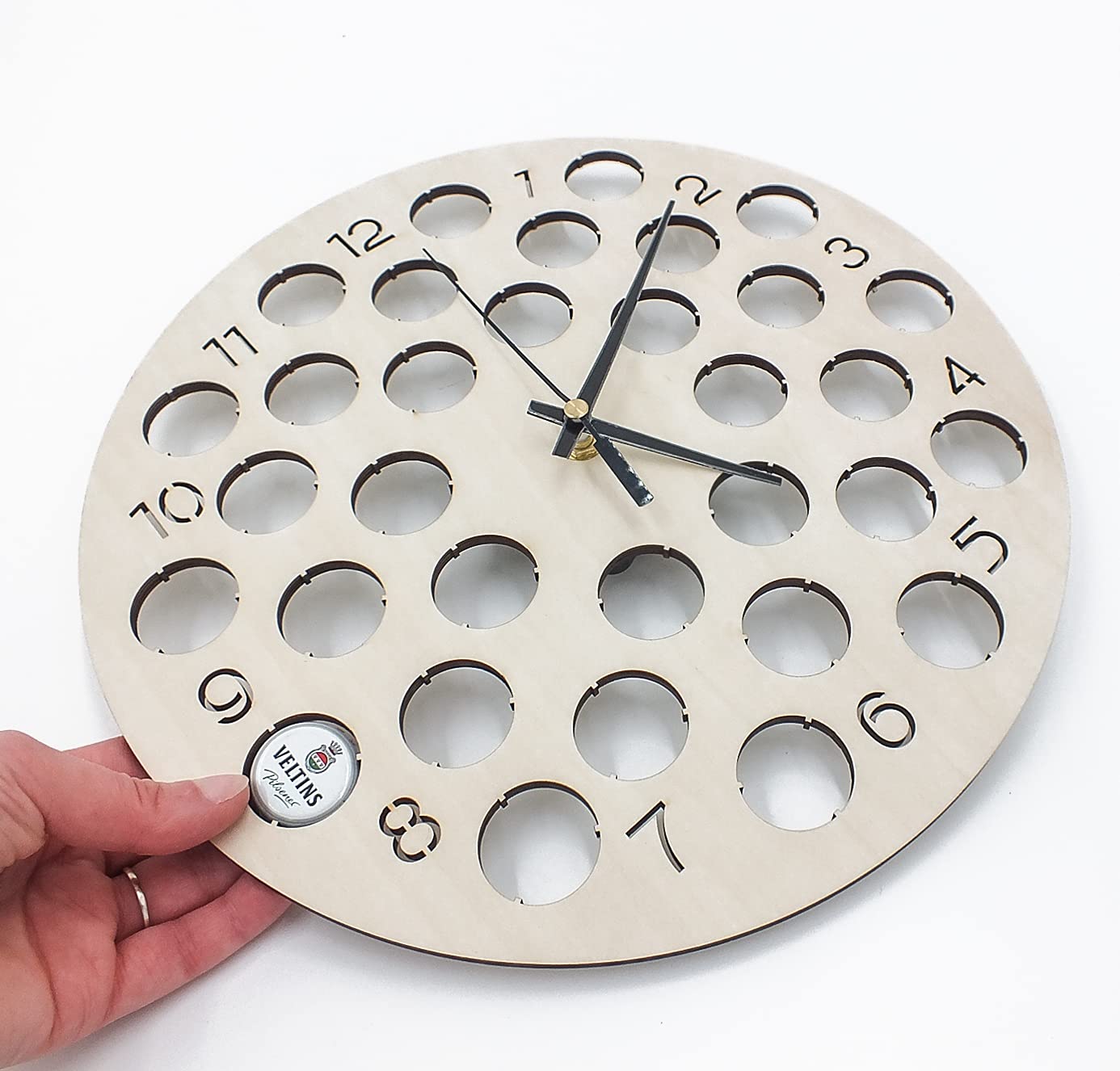 SAFE Orologio in legno per raccolta tappi birra | per 32 tappi collezione tappi corona | regalo di anniversario per amanti di birra | regali di compleanno da uomo | Ø 30 cm