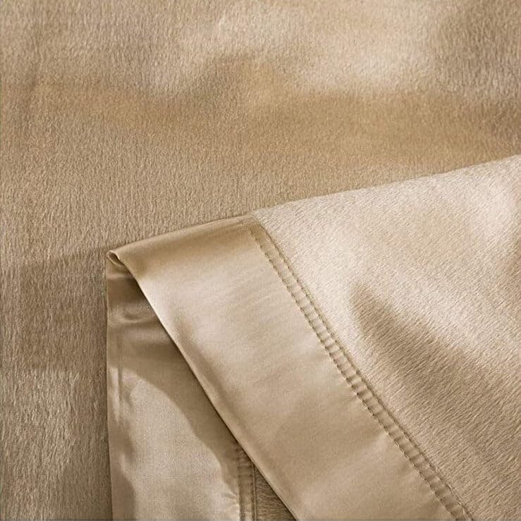 Couverture en soie mûrier haut de gamme coloris champagne pour lit double