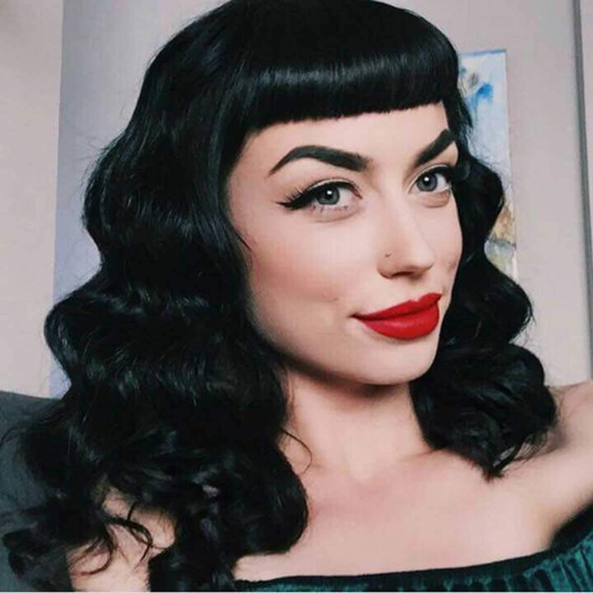 G&T Wig Rockabilly Vintage Wigs for Women, Short Black Wig with Bangs, Shoulder Length Heat Resistant Short Curly Bettie Page Wigs for Cosplay & Daily Use