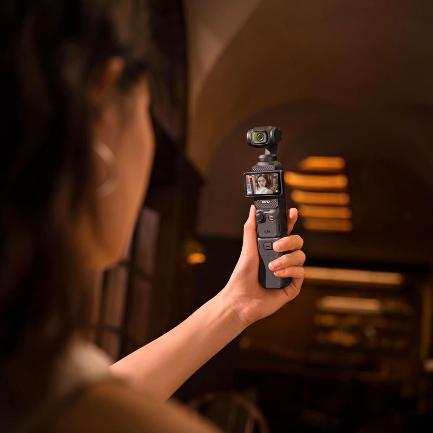 DJI Osmo Pocket 3, cámara con CMOS 1'' y vídeo 4K/120 fps, estabilización en 3 Ejes, Enfoque rápido, Seguimiento de Caras/Objetivos, Pantalla táctil giratoria de 2" Osmo Pocket 3 Creator Combo
