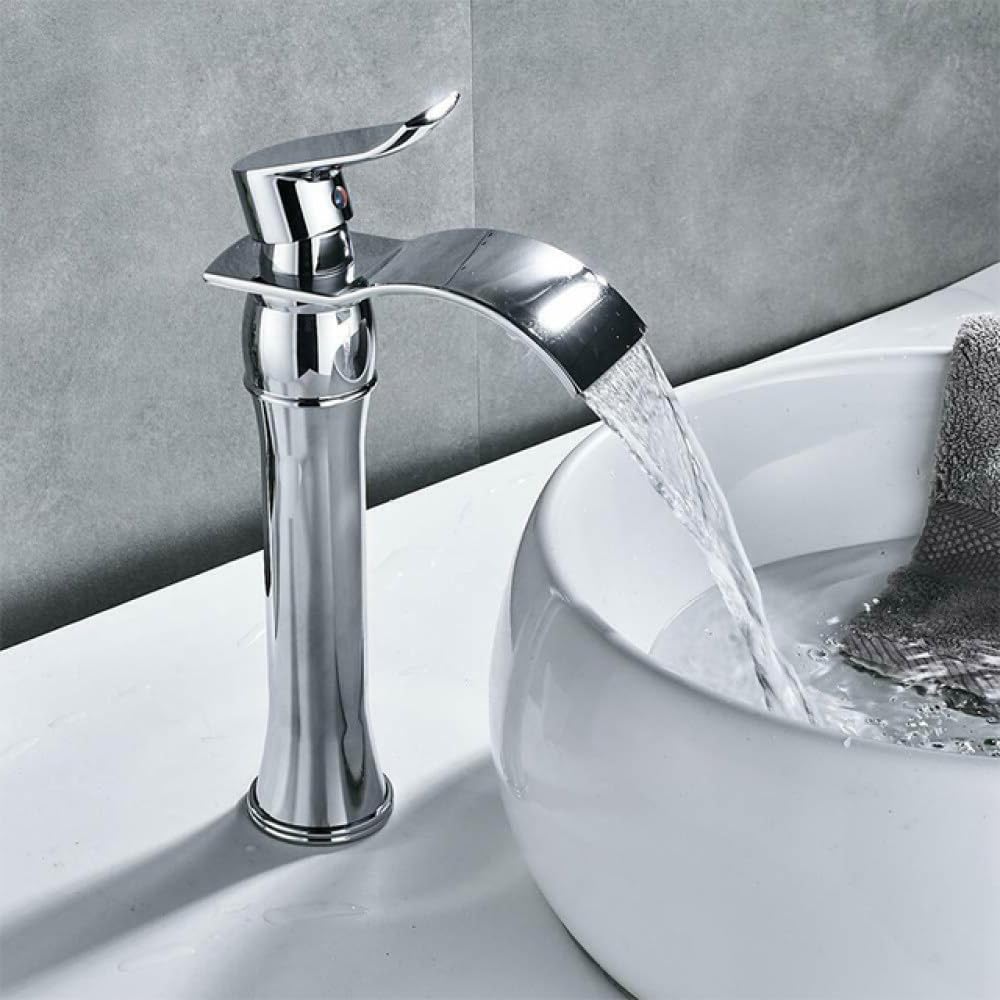 Robinet cascade salle de bains doré pour moderniser votre rituel du matin